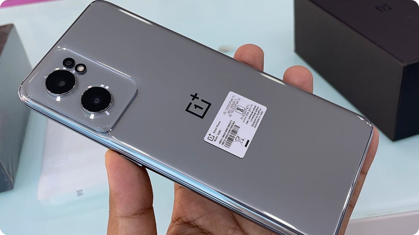 Oneplus' 5G smartphone is creating a stir in the market. 250MP camera, 7500mAh big battery backup